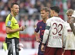10.10.2026, Fussball Bundesliga 2026/2027, 5.Spieltag, FC Augsburg - FC Bayern München, in der WWK-Arena Augsburg, Joshua Kimmich (FC Bayern München) diskutiert mit Schiedsrichter Sven Jablonski (Deutschland).


