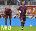 10.10.2026, Fussball Bundesliga 2026/2027, 5.Spieltag, FC Augsburg - FC Bayern München, in der WWK-Arena Augsburg, v.l. Jonathan Tah (FC Bayern München) und Joshua Kimmich (FC Bayern München) sind nachdenklich.


