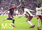 10.10.2026, Fussball Bundesliga 2026/2027, 5.Spieltag, FC Augsburg - FC Bayern München, in der WWK-Arena Augsburg, v.l. Harry Kane (FC Bayern München) gegen Juma Bah (FC Augsburg) 


