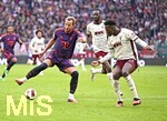 10.10.2026, Fussball Bundesliga 2026/2027, 5.Spieltag, FC Augsburg - FC Bayern München, in der WWK-Arena Augsburg, v.l. Harry Kane (FC Bayern München) gegen Juma Bah (FC Augsburg) 


