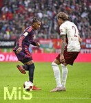 10.10.2026, Fussball Bundesliga 2026/2027, 5.Spieltag, FC Augsburg - FC Bayern München, in der WWK-Arena Augsburg, Michael Olise (FC Bayern München) zaubert abb Calvin Brackelmann (FC Augsburg) vorbei


