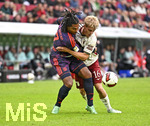 10.10.2026, Fussball Bundesliga 2026/2027, 5.Spieltag, FC Augsburg - FC Bayern München, in der WWK-Arena Augsburg, v.l. Serge Gnabry (FC Bayern München) gegen Hennes Behrens (FC Augsburg) 


