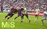 10.10.2026, Fussball Bundesliga 2026/2027, 5.Spieltag, FC Augsburg - FC Bayern München, in der WWK-Arena Augsburg, 
v.l. Harry Kane (FC Bayern München) gegen Juma Bah (FC Augsburg) 

