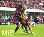 10.10.2026, Fussball Bundesliga 2026/2027, 5.Spieltag, FC Augsburg - FC Bayern München, in der WWK-Arena Augsburg, v.l. Serge Gnabry (FC Bayern München) gegen Hennes Behrens (FC Augsburg) 


