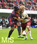 10.10.2026, Fussball Bundesliga 2026/2027, 5.Spieltag, FC Augsburg - FC Bayern München, in der WWK-Arena Augsburg, v.l. Serge Gnabry (FC Bayern München) gegen Hennes Behrens (FC Augsburg) 


