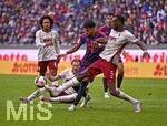 10.10.2026, Fussball Bundesliga 2026/2027, 5.Spieltag, FC Augsburg - FC Bayern München, in der WWK-Arena Augsburg, v.l. Luis Diaz (FC Bayern München) gegen Iris Chrislain Aurel Matisma (FC Augsburg) 


