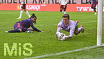 10.10.2026, Fussball Bundesliga 2026/2027, 5.Spieltag, FC Augsburg - FC Bayern München, in der WWK-Arena Augsburg, Serge Gnabry (FC Bayern München) gegen Torwart Finn Dahmen (FC Augsburg) 


