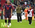 10.10.2026, Fussball Bundesliga 2026/2027, 5.Spieltag, FC Augsburg - FC Bayern München, in der WWK-Arena Augsburg, v.l. Harry Kane (FC Bayern München) und Trainer Vincent Kompany (FC Bayern München) sind  nach dem Spiel enttäuscht..


