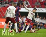10.10.2026, Fussball Bundesliga 2026/2027, 5.Spieltag, FC Augsburg - FC Bayern München, in der WWK-Arena Augsburg, Fabian Rieder (FC Augsburg) gegen Nathaniel Brown (FC Bayern München) 


