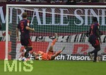 10.10.2026, Fussball Bundesliga 2026/2027, 5.Spieltag, FC Augsburg - FC Bayern München, in der WWK-Arena Augsburg, Torwart Manuel Neuer (FC Bayern München) fängt den Ball.


