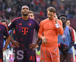 10.10.2026, Fussball Bundesliga 2026/2027, 5.Spieltag, FC Augsburg - FC Bayern München, in der WWK-Arena Augsburg, v.l. Jonathan Tah (FC Bayern München) und Torwart Manuel Neuer (FC Bayern München) sind nachdenklich und enttäuscht nach dem Spiel.


