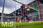 10.10.2026, Fussball Bundesliga 2026/2027, 5.Spieltag, FC Augsburg - FC Bayern München, in der WWK-Arena Augsburg, Nach einem Gegentor Frust bei den Bayern,. Torwart Manuel Neuer (FC Bayern München), Alphonso Davies (FC Bayern München).



