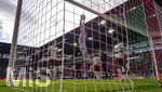 10.10.2026, Fussball Bundesliga 2026/2027, 5.Spieltag, FC Augsburg - FC Bayern München, in der WWK-Arena Augsburg, Torwart Finn Dahmen (FC Augsburg) hat den Ball.


