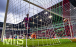 10.10.2026, Fussball Bundesliga 2026/2027, 5.Spieltag, FC Augsburg - FC Bayern München, in der WWK-Arena Augsburg, Nach einem Gegentor Frust bei den Bayern,. Torwart Manuel Neuer (am Boden, FC Bayern München), Alphonso Davies (FC Bayern München).



