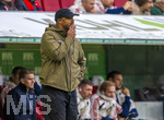 10.10.2026, Fussball Bundesliga 2026/2027, 5.Spieltag, FC Augsburg - FC Bayern München, in der WWK-Arena Augsburg, Trainer Vincent Kompany (FC Bayern München) nachdenklich  