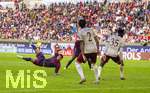 10.10.2026, Fussball Bundesliga 2026/2027, 5.Spieltag, FC Augsburg - FC Bayern München, in der WWK-Arena Augsburg, Luis Diaz (FC Bayern München) trifft per Seitfallzieher spektakulär ins Tor, was aber wegen Abseits aberkannt wird. Calvin Brackelmann (FC Augsburg), Juma Bah (FC Augsburg) ohne Chance.