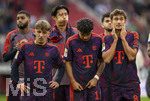 10.10.2026, Fussball Bundesliga 2026/2027, 5.Spieltag, FC Augsburg - FC Bayern München, in der WWK-Arena Augsburg, Unzufriedene Bayernspieler nach dem Unentschieden, v.li: Lennart Karl (FC Bayern München), Nathaniel Brown (FC Bayern München), Tom Bischof (FC Bayern München) Hiroki Ito (FC Bayern München) 