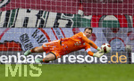 10.10.2026, Fussball Bundesliga 2026/2027, 5.Spieltag, FC Augsburg - FC Bayern München, in der WWK-Arena Augsburg, Torwart Manuel Neuer (FC Bayern München) hechtet dem Ball nach.