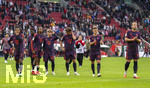 10.10.2026, Fussball Bundesliga 2026/2027, 5.Spieltag, FC Augsburg - FC Bayern München, in der WWK-Arena Augsburg, Frustrierte Blicke nach dem Spiel, von links: Serge Gnabry (FC Bayern München), Alphonso Davies (FC Bayern München), Michael Olise (FC Bayern München), Lennart Karl (FC Bayern München), Tom Bischof (FC Bayern München), Joshua Kimmich (FC Bayern München), Harry Kane (FC Bayern München) 