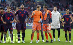 10.10.2026, Fussball Bundesliga 2026/2027, 5.Spieltag, FC Augsburg - FC Bayern München, in der WWK-Arena Augsburg, Frustrierte Blicke nach dem Spiel, von links:  Nathaniel Brown (FC Bayern München), Tom Bischof (FC Bayern München), Jonathan Tah (FC Bayern München), Torwart Manuel Neuer (FC Bayern München), Torwart Jonas Urbig (FC Bayern München), Joshua Kimmich (FC Bayern München)  