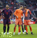 10.10.2026, Fussball Bundesliga 2026/2027, 5.Spieltag, FC Augsburg - FC Bayern München, in der WWK-Arena Augsburg,  nach dem Spiel, von links:  Jonathan Tah (FC Bayern München), Torwart Manuel Neuer (FC Bayern München), Torwart Jonas Urbig (FC Bayern München), 