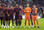 10.10.2026, Fussball Bundesliga 2026/2027, 5.Spieltag, FC Augsburg - FC Bayern München, in der WWK-Arena Augsburg, Frustrierte Blicke nach dem Spiel, von links:  Hiroki Ito (FC Bayern München), Nathaniel Brown (FC Bayern München), Tom Bischof (FC Bayern München), Jonathan Tah (FC Bayern München), Torwart Manuel Neuer (FC Bayern München), Torwart Jonas Urbig (FC Bayern München), 