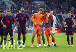 10.10.2026, Fussball Bundesliga 2026/2027, 5.Spieltag, FC Augsburg - FC Bayern München, in der WWK-Arena Augsburg, Frustrierte Blicke nach dem Spiel, von links:  Nathaniel Brown (FC Bayern München), Tom Bischof (FC Bayern München), Jonathan Tah (FC Bayern München), Torwart Manuel Neuer (FC Bayern München), Torwart Jonas Urbig (FC Bayern München), Joshua Kimmich (FC Bayern München) 