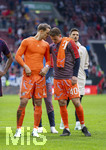 10.10.2026, Fussball Bundesliga 2026/2027, 5.Spieltag, FC Augsburg - FC Bayern München, in der WWK-Arena Augsburg,  nach dem Spiel, von links:  Torwart Manuel Neuer (FC Bayern München), Torwart Jonas Urbig (FC Bayern München), 