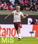10.10.2026, Fussball Bundesliga 2026/2027, 5.Spieltag, FC Augsburg - FC Bayern München, in der WWK-Arena Augsburg, Hennes Behrens (FC Augsburg) am Ball 