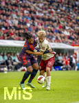 10.10.2026, Fussball Bundesliga 2026/2027, 5.Spieltag, FC Augsburg - FC Bayern München, in der WWK-Arena Augsburg,  v.li: Serge Gnabry (FC Bayern München) gegen Hennes Behrens (FC Augsburg) 