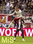 10.10.2026, Fussball Bundesliga 2026/2027, 5.Spieltag, FC Augsburg - FC Bayern München, in der WWK-Arena Augsburg, Anton Kade (FC Augsburg) Kopfball gegen Alphonso Davies (FC Bayern München) 