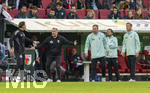 10.10.2026, Fussball Bundesliga 2026/2027, 5.Spieltag, FC Augsburg - FC Bayern München, in der WWK-Arena Augsburg, Trainer Manuel Baum (FC Augsburg) in Rage beim Vierten Offiziellen.