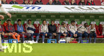 10.10.2026, Fussball Bundesliga 2026/2027, 5.Spieltag, FC Augsburg - FC Bayern München, in der WWK-Arena Augsburg, Ersatzbank Bayern, Torwart Jonas Urbig (FC Bayern München), Min-jae Kim (Bayern München, Minjae Kim), Sportdirektor Christoph Freund (Bayern München), 