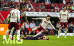 10.10.2026, Fussball Bundesliga 2026/2027, 5.Spieltag, FC Augsburg - FC Bayern München, in der WWK-Arena Augsburg,  Fabian Rieder (FC Augsburg) fliegt über Nathaniel Brown (FC Bayern München) 