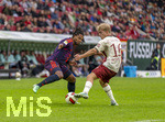 10.10.2026, Fussball Bundesliga 2026/2027, 5.Spieltag, FC Augsburg - FC Bayern München, in der WWK-Arena Augsburg,  v.li: Serge Gnabry (FC Bayern München) gegen Hennes Behrens (FC Augsburg) 