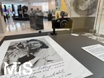 23.03.2025, Leitz-Park (Leica-Welt) in Wetzlar (Deutschland), der Firmensitze der Leica Camera Werke im mittelhessischen Wetzlar. Mit dem Produktions- und Verwaltungsgebäude und einem Museum in moderner Sichtbeton-Bauweise. Leica M Kameras Sonderausstellung. Hier die Original Leica Kamera der Legendären Leni Riefenstahl. Helene Bertha Amalie Leni Riefenstahl (22. August 1902 in Berlin bis 8. September 2003 in Pöcking) war eine deutsche Filmregisseurin, -produzentin und -schauspielerin sowie Drehbuchautorin, Schnittmeisterin, Fotografin und Tänzerin. Sie gilt als eine der umstrittensten Persönlichkeiten der Film- und Fotogeschichte.