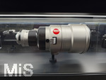 23.03.2025, Leitz-Park (Leica-Welt) in Wetzlar (Deutschland), der Firmensitze der Leica Camera Werke im mittelhessischen Wetzlar. Mit dem Produktions- und Verwaltungsgebäude und einem Museum. Schaubilder zeigen Kameras aus der Geschichte der Firma und verschiedene fotografische Objektive für Leica Kameras. Hier das 2,8 400 milimeter Teleobjektiv 