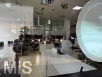 23.03.2025, Leitz-Park (Leica-Welt) in Wetzlar (Deutschland), der Firmensitze der Leica Camera Werke im mittelhessischen Wetzlar. Mit dem Produktions- und Verwaltungsgebäude und einem Museum. Hier kann man durch eine Glasscheibe in den Produktiosnbereich schauen. Objektivherstellung.