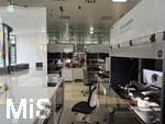 23.03.2025, Leitz-Park (Leica-Welt) in Wetzlar (Deutschland), der Firmensitze der Leica Camera Werke im mittelhessischen Wetzlar. Mit dem Produktions- und Verwaltungsgebäude und einem Museum. Hier kann man durch eine Glasscheibe in den Produktiosnbereich schauen. Objektivherstellung.