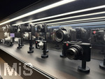 23.03.2025, Leitz-Park (Leica-Welt) in Wetzlar (Deutschland), der Firmensitze der Leica Camera Werke im mittelhessischen Wetzlar. Mit dem Produktions- und Verwaltungsgebäude und einem Museum. Schaubilder zeigen Kameras aus der Geschichte der Firma hinter Glas 