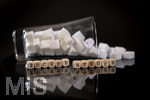 13.10.2026, Thema Zuckersteuer für Softgetränke. Studioaufnahme mit Würfelzucker aus einem Trinkglas und Schriftzug ZUCKERSTEUER.