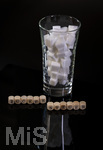 13.10.2026, Thema Zuckersteuer für Softgetränke. Studioaufnahme mit Würfelzucker aus einem Trinkglas und Schriftzug ZUCKERSTEUER.  