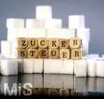 14.10.2026, Thema Zuckersteuer für Softgetränke. Studioaufnahme mit Würfelzucker und Schriftzug ZUCKERSTEUER.  Die Bundesregierung hat sich im Streit um die Zuckersteuer für Getränke geeinigt, Der Kompromiss sieht eine zweistufige Steuer und Ausnahmen für kleinere Hersteller vor. So soll ab dem 1. Juli 2027 ein Steuersatz von 26 Cent auf gesüßte Getränke mit einem Zuckergehalt ab 5 Gramm pro 100 Milliliter erhoben werden. Bei einem Zuckergehalt von 8 Gramm pro 100 Milliliter soll der Satz 32 Cent betragen.