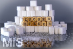 14.10.2026, Thema Zuckersteuer für Softgetränke. Studioaufnahme mit Würfelzucker und Schriftzug ZUCKERSTEUER.  Die Bundesregierung hat sich im Streit um die Zuckersteuer für Getränke geeinigt, Der Kompromiss sieht eine zweistufige Steuer und Ausnahmen für kleinere Hersteller vor. So soll ab dem 1. Juli 2027 ein Steuersatz von 26 Cent auf gesüßte Getränke mit einem Zuckergehalt ab 5 Gramm pro 100 Milliliter erhoben werden. Bei einem Zuckergehalt von 8 Gramm pro 100 Milliliter soll der Satz 32 Cent betragen.