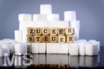 14.10.2026, Thema Zuckersteuer für Softgetränke. Studioaufnahme mit Würfelzucker und Schriftzug ZUCKERSTEUER.  Die Bundesregierung hat sich im Streit um die Zuckersteuer für Getränke geeinigt, Der Kompromiss sieht eine zweistufige Steuer und Ausnahmen für kleinere Hersteller vor. So soll ab dem 1. Juli 2027 ein Steuersatz von 26 Cent auf gesüßte Getränke mit einem Zuckergehalt ab 5 Gramm pro 100 Milliliter erhoben werden. Bei einem Zuckergehalt von 8 Gramm pro 100 Milliliter soll der Satz 32 Cent betragen.