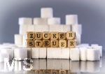 14.10.2026, Thema Zuckersteuer für Softgetränke. Studioaufnahme mit Würfelzucker und Schriftzug ZUCKERSTEUER.  Die Bundesregierung hat sich im Streit um die Zuckersteuer für Getränke geeinigt, Der Kompromiss sieht eine zweistufige Steuer und Ausnahmen für kleinere Hersteller vor. So soll ab dem 1. Juli 2027 ein Steuersatz von 26 Cent auf gesüßte Getränke mit einem Zuckergehalt ab 5 Gramm pro 100 Milliliter erhoben werden. Bei einem Zuckergehalt von 8 Gramm pro 100 Milliliter soll der Satz 32 Cent betragen.
