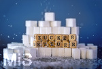 14.10.2026, Thema Zuckersteuer für Softgetränke. Studioaufnahme mit Würfelzucker und Schriftzug ZUCKERSTEUER.  Die Bundesregierung hat sich im Streit um die Zuckersteuer für Getränke geeinigt, Der Kompromiss sieht eine zweistufige Steuer und Ausnahmen für kleinere Hersteller vor. So soll ab dem 1. Juli 2027 ein Steuersatz von 26 Cent auf gesüßte Getränke mit einem Zuckergehalt ab 5 Gramm pro 100 Milliliter erhoben werden. Bei einem Zuckergehalt von 8 Gramm pro 100 Milliliter soll der Satz 32 Cent betragen.