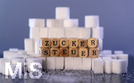 14.10.2026, Thema Zuckersteuer für Softgetränke. Studioaufnahme mit Würfelzucker und Schriftzug ZUCKERSTEUER.  Die Bundesregierung hat sich im Streit um die Zuckersteuer für Getränke geeinigt, Der Kompromiss sieht eine zweistufige Steuer und Ausnahmen für kleinere Hersteller vor. So soll ab dem 1. Juli 2027 ein Steuersatz von 26 Cent auf gesüßte Getränke mit einem Zuckergehalt ab 5 Gramm pro 100 Milliliter erhoben werden. Bei einem Zuckergehalt von 8 Gramm pro 100 Milliliter soll der Satz 32 Cent betragen.