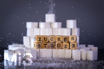 14.10.2026, Thema Zuckersteuer für Softgetränke. Studioaufnahme mit Würfelzucker und Schriftzug ZUCKERSTEUER.  Die Bundesregierung hat sich im Streit um die Zuckersteuer für Getränke geeinigt, Der Kompromiss sieht eine zweistufige Steuer und Ausnahmen für kleinere Hersteller vor. So soll ab dem 1. Juli 2027 ein Steuersatz von 26 Cent auf gesüßte Getränke mit einem Zuckergehalt ab 5 Gramm pro 100 Milliliter erhoben werden. Bei einem Zuckergehalt von 8 Gramm pro 100 Milliliter soll der Satz 32 Cent betragen.