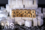 14.10.2026, Thema Zuckersteuer für Softgetränke. Studioaufnahme mit Würfelzucker und Schriftzug ZUCKERSTEUER.  Die Bundesregierung hat sich im Streit um die Zuckersteuer für Getränke geeinigt, Der Kompromiss sieht eine zweistufige Steuer und Ausnahmen für kleinere Hersteller vor. So soll ab dem 1. Juli 2027 ein Steuersatz von 26 Cent auf gesüßte Getränke mit einem Zuckergehalt ab 5 Gramm pro 100 Milliliter erhoben werden. Bei einem Zuckergehalt von 8 Gramm pro 100 Milliliter soll der Satz 32 Cent betragen.
